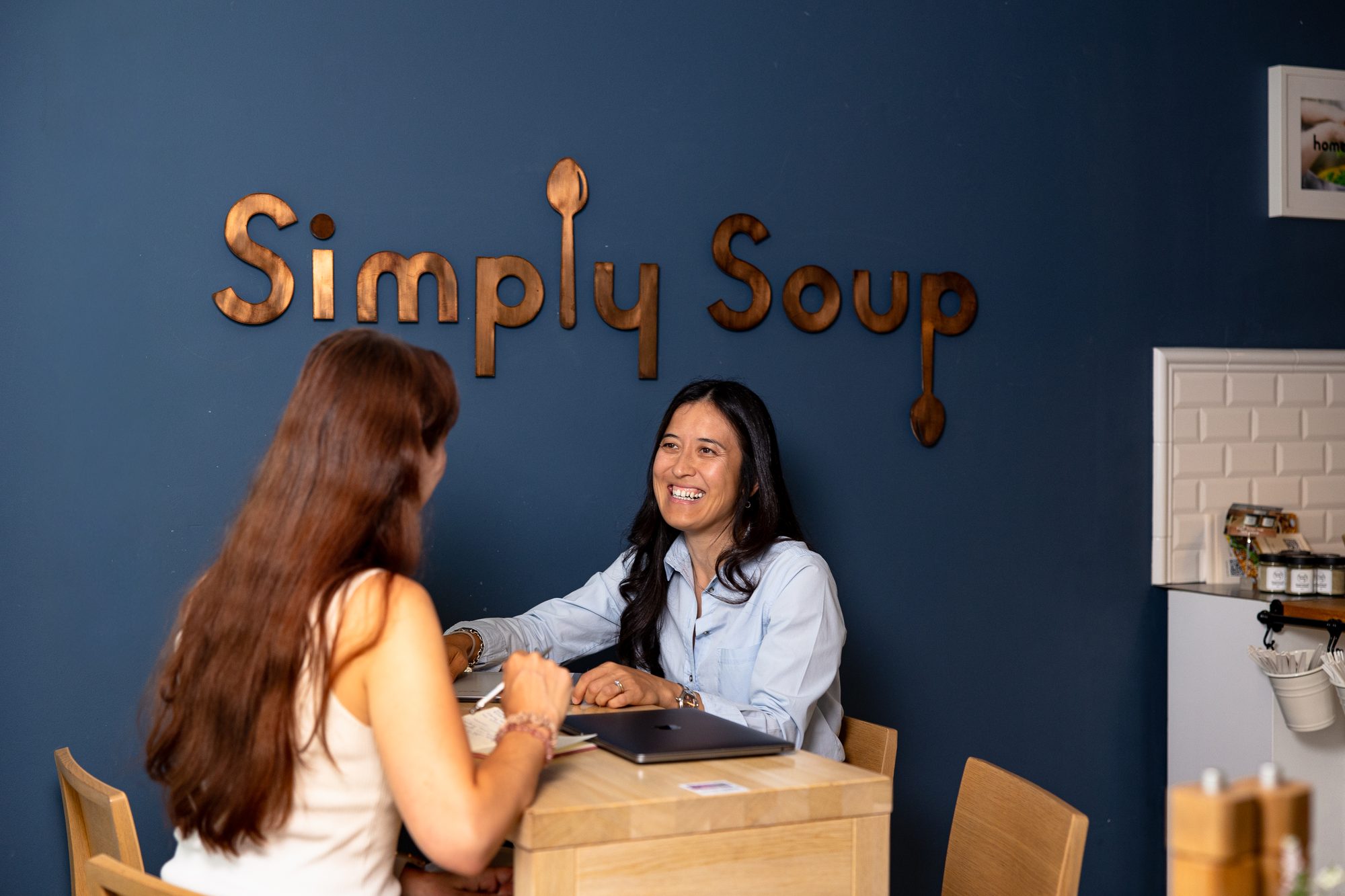 Assem Klammsteiner in a gastro mentoring session with a client at Simply Soup in Zürich
